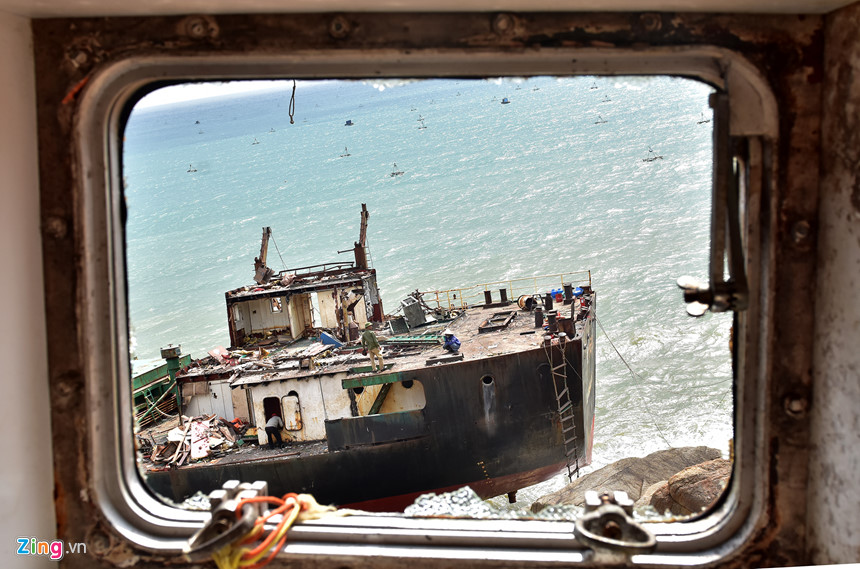 Xẻ thịt tàu hàng triệu đô chìm ở biển Quy Nhơn bán phế liệu